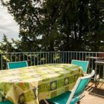 Terrasse avec table, chaises et barbecue