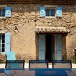Terrasse avec table, chaises et barbecue