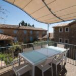 Terrasse avec table, chaises et barbecue