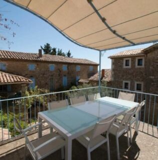 Terrasse avec table, chaises et barbecue