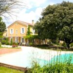Vue de la maison avec piscine et jardin