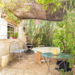 Terrasse privative et ombragée avec table et chaises