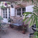 Terrasse privative ombragée avec salon de jardin