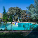 Vue de l'établissement et la piscine