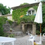 Terrasse avec cour et vue sur la bâtisse