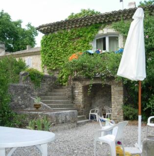 Terrasse avec cour et vue sur la bâtisse