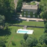 Vue aérienne du domaine avec le jardin et la piscine