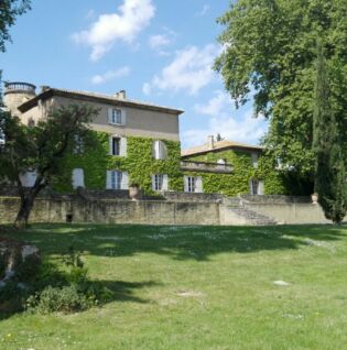 Vue du domaine avec grand jardin