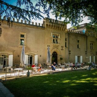 Extérieur de l'Hôtel arboré et aménagé