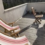 Terrasse partagée aux deux chambres avec transats au premier étage
