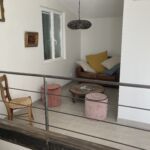 Coin cosy au premier étage avec canapé partagé aux deux chambres