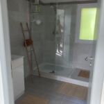 Salle d'eau partagée au premier étage avec douche