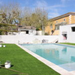Vue du domaine avec en premier plan la piscine