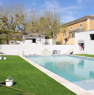 Vue du domaine avec en premier plan la piscine