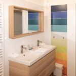 Salle d'eau avec double vasques et douche