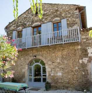 Façade du gîte d'étape du Domaine du Pont d'Ardèche
