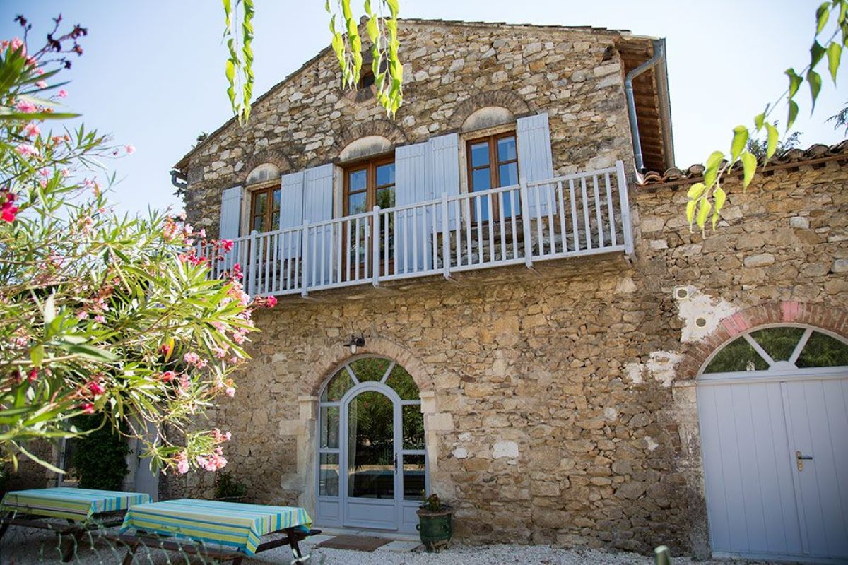Façade du gîte d'étape du Domaine du Pont d'Ardèche