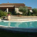 Vue sur la piscine et la maison