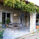 Terrasse couverte avec table et chaises