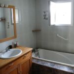 Salle de bain avec vasque et baignoire