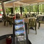 Terrasse ombragée avec la documentation