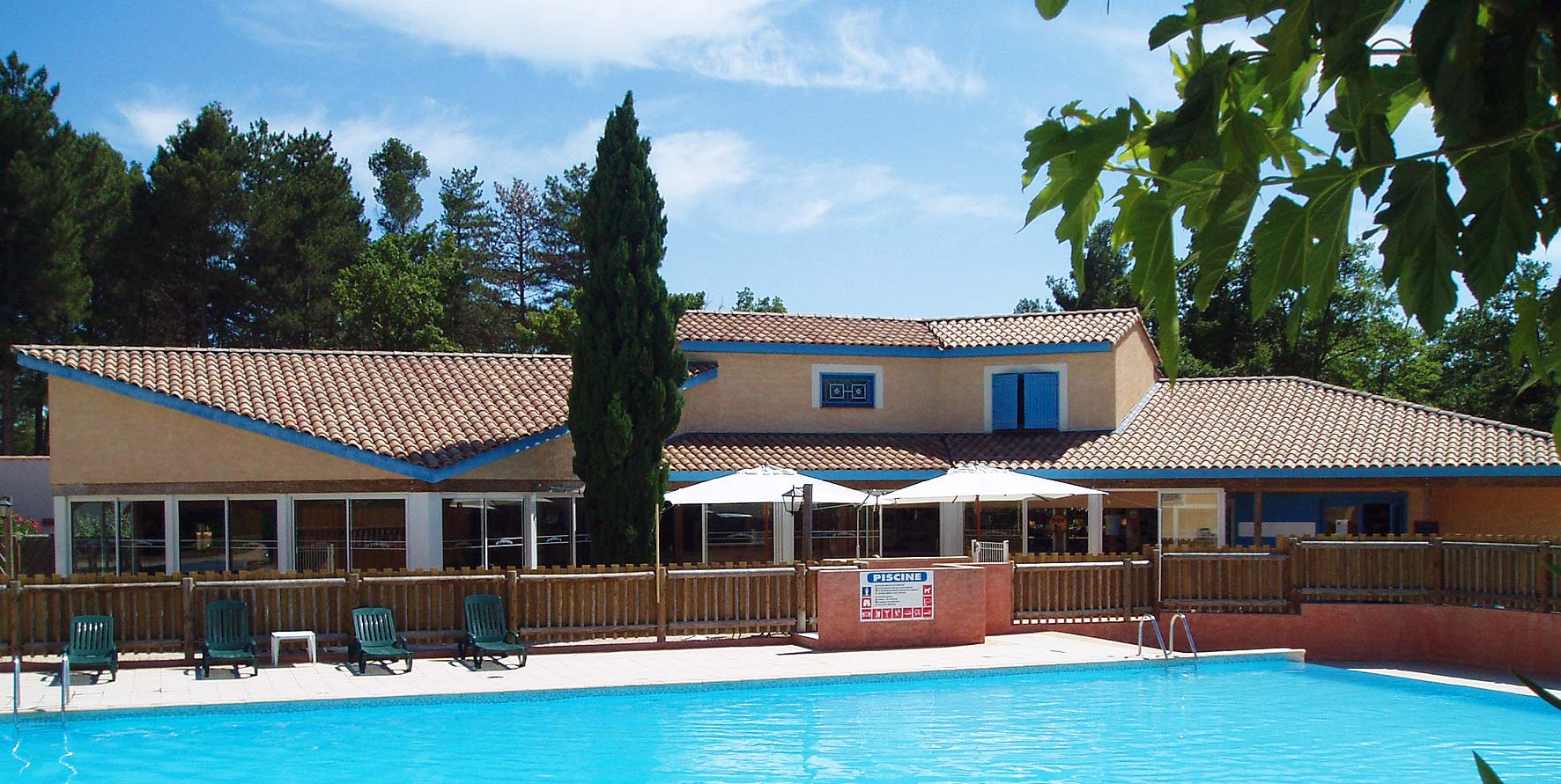 Vue générale sur le restaurant et la piscine de la résidence