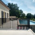 Vue sur la terrasse et le couloir de nage du gîte