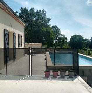 Vue sur la terrasse et le couloir de nage du gîte