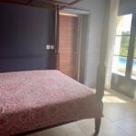 Chambre avec lit à baldaquin pour 2 adultes