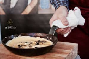 Préparation d'une omelette truffée dans une poêle