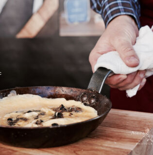 Préparation d'une omelette truffée dans une poêle