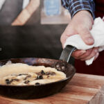 Préparation d'une omelette truffée dans une poêle