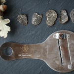 Présentation des truffes noires découpées