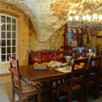 Salle à manger avec le petit-déjeuner