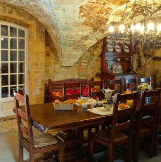 Salle à manger avec le petit-déjeuner