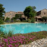 Vue générale du mas avec la piscine partagée au premier plan