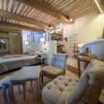 Chambre avec lit double, salle de bain et coin cosy