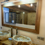 Salle de bain avec miroir et double vasque