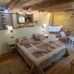 Chambre avec lit double avec salle de bain privée