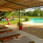 Espace détente avec vue sur la piscine
