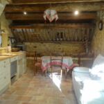 Pièce de vie avec coin salon, salle à manger et cuisine