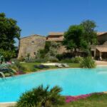 Vue générale du mas avec piscine partagée