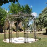 Jardin du mas avec son kiosque