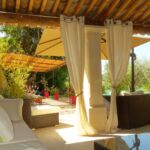 Espace détente dans la jardin au bord de la piscine
