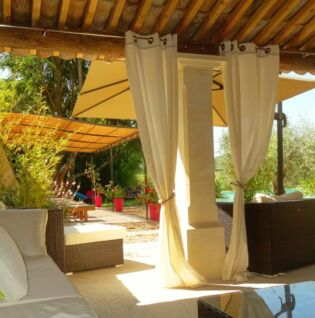 Espace détente dans la jardin au bord de la piscine