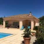 Vue générale de la maison avec la piscine