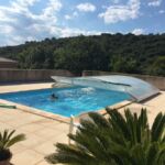Grand piscine privative avec terrasse