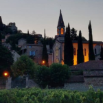 Village de La Roque-sur-Cèze au crépuscule