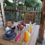 Petit-déjeuner sur la terrasse