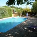 Piscine partagée avec terrasse